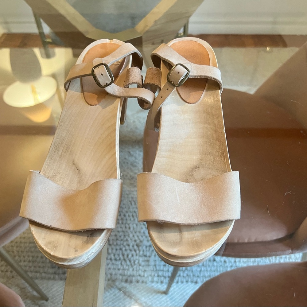 Bryr clogs. Muse color size 39. Fits size 8.5/9.